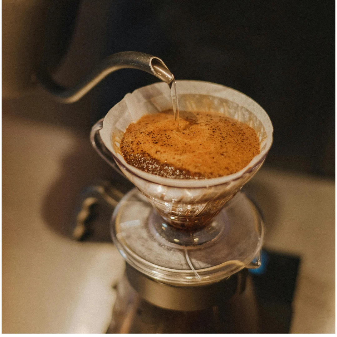 コーヒーを丁寧に淹れるイメージ