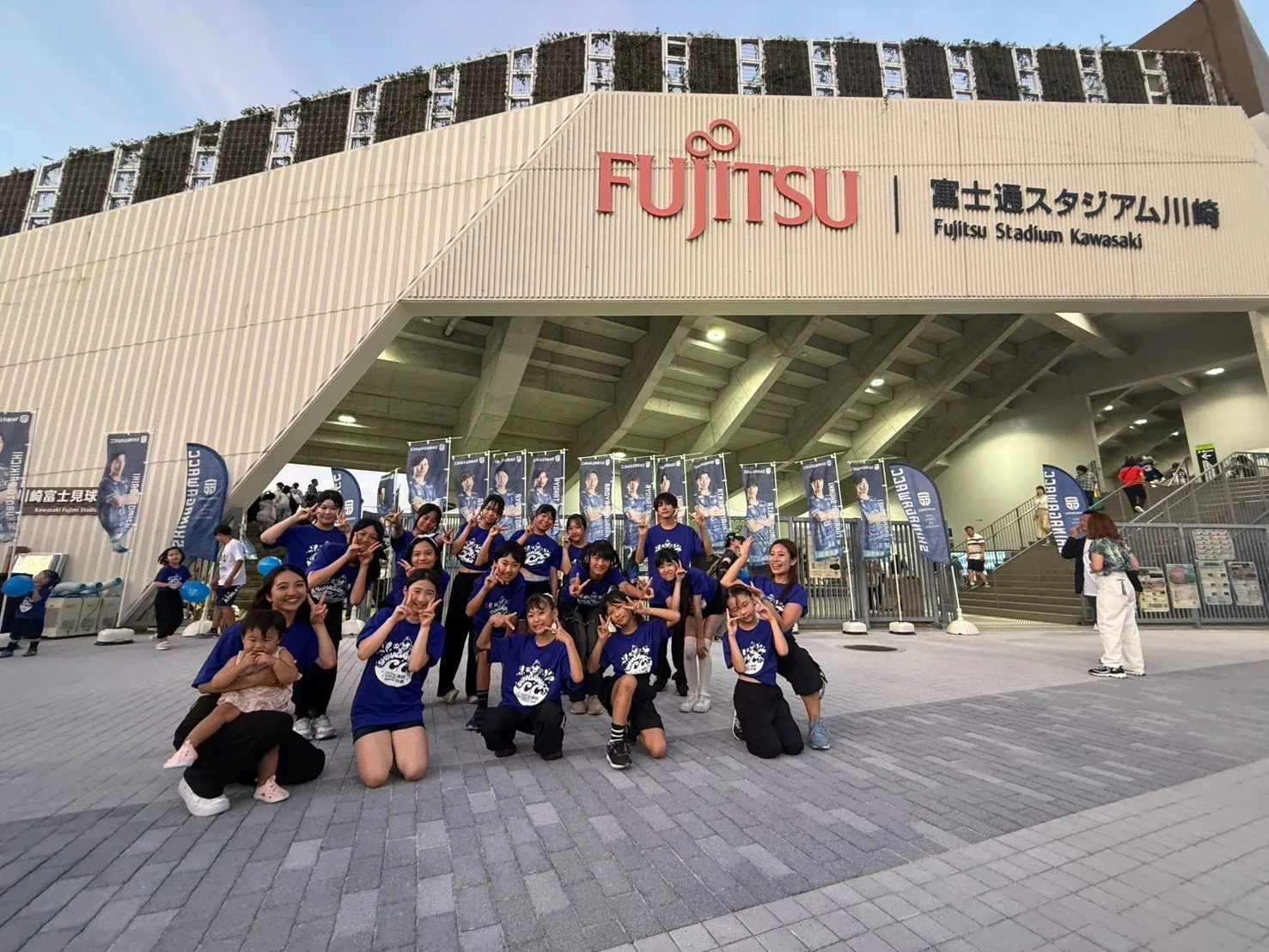 富士通スタジアム川崎の前に集まったSolaraの講師と子どもたち